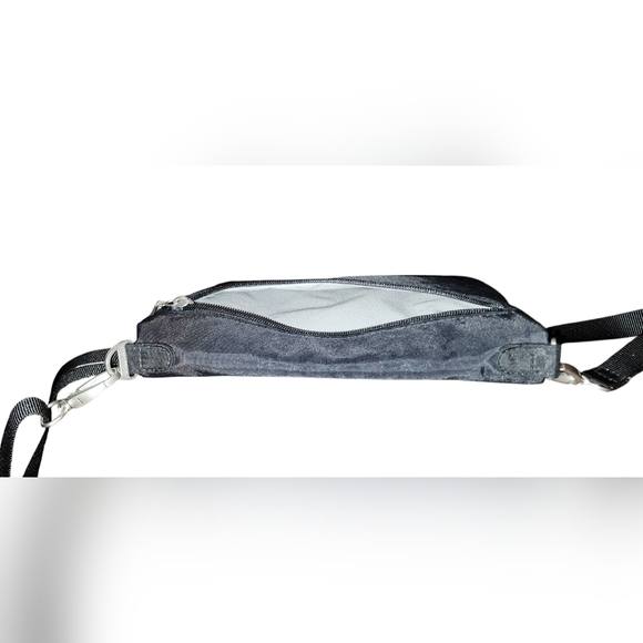 Baggallini Flip Zip Crossbody Black Cheetah Emboss - Picture 7 of 11